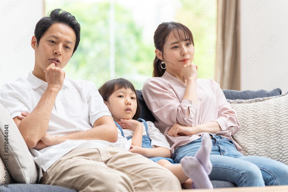 ソファーで考え事をする親子 ソファーで考え事をする親子