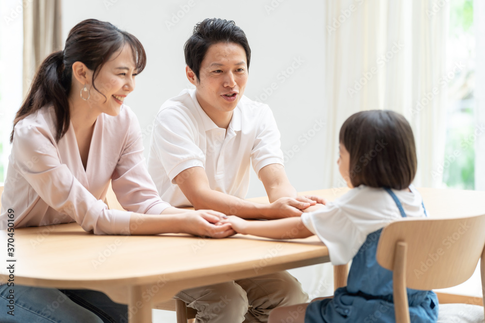 子どもの手を握る両親 子どもの手を握る両親