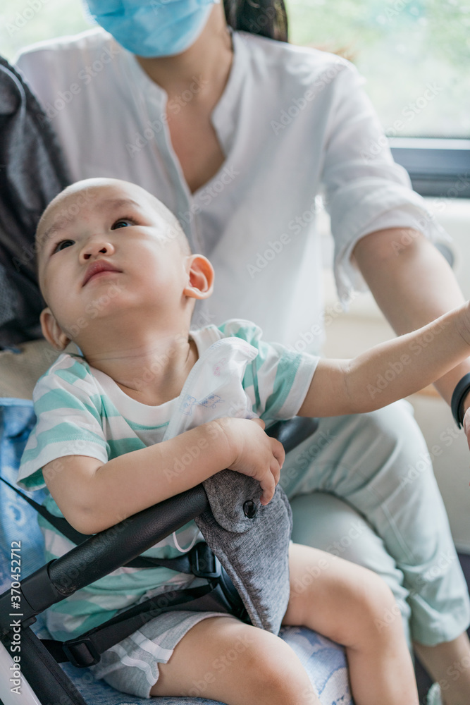 Obraz premium Asian mothers take their children by bus