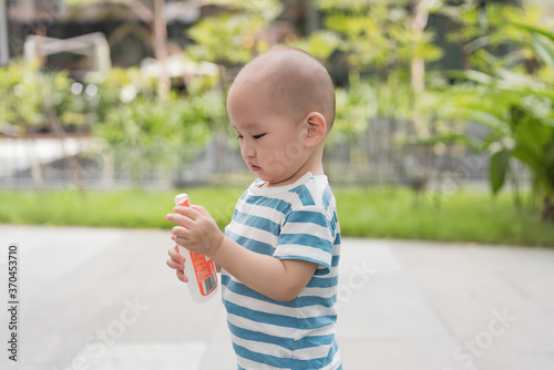 Asian babies play outdoors