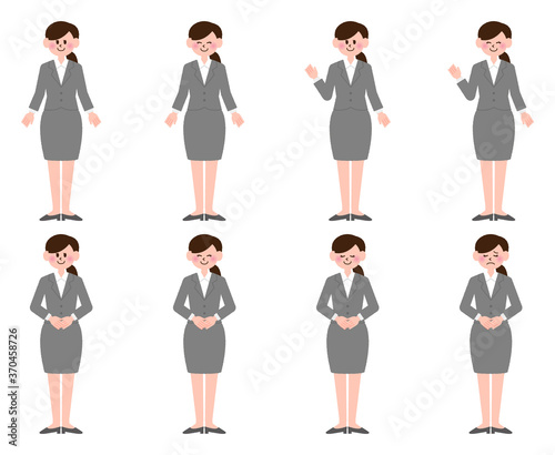 ポーズをとっているスーツ姿の女性