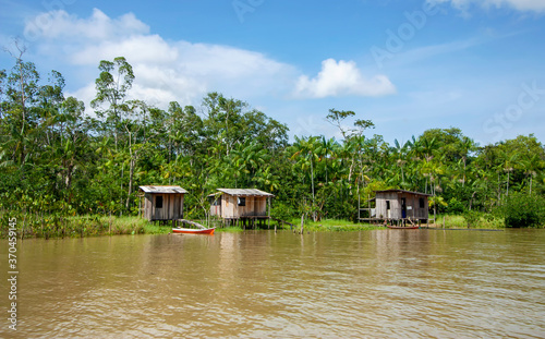 Canvastavla Casas ribeirinhas de madeira em margem de rio na floresta amazônica, Brasil