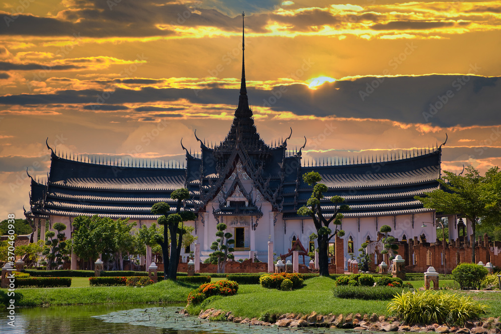 Fototapeta premium Ancient white temple at Samut Prakan province in Thailand