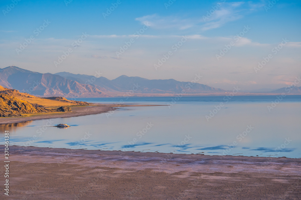 Obraz premium An overlooking view of nature in Antelope Island State Park, Utah