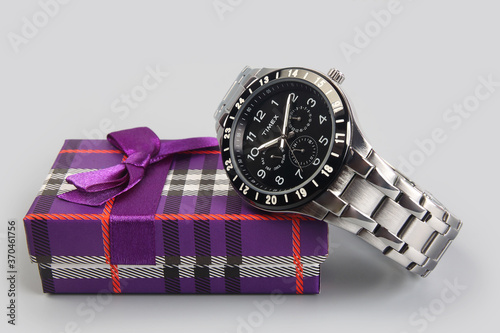 Beautiful Men's wrist metal watch with gift box 