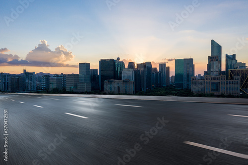 road with hangzhou skyline at sunset © 杨 侠