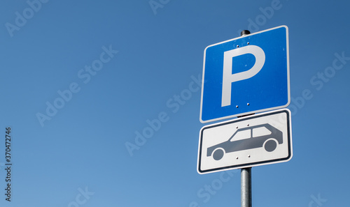 Verkehrszeichen Parkplatz mit Zusatzschild für PKW, Deutschland