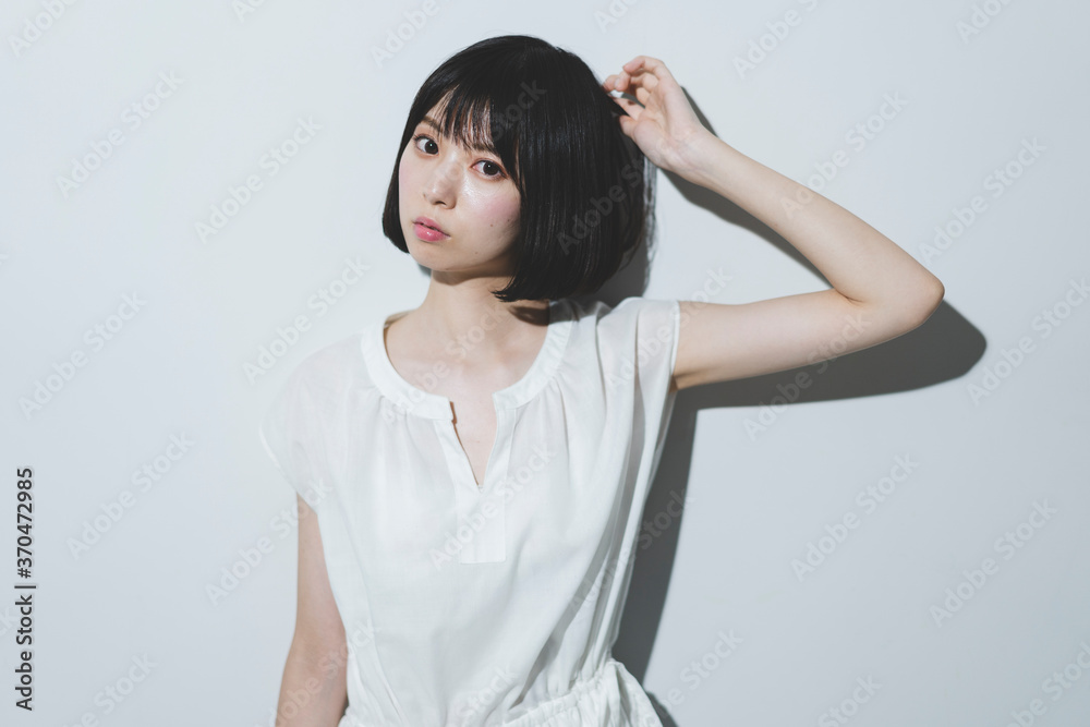 白いワンピースの女性 白いワンピースの女性
