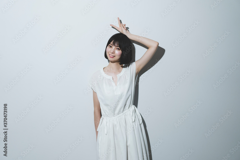 白いワンピースの女性 白いワンピースの女性