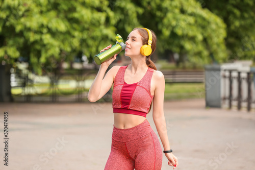 Sporty young woman with hea...