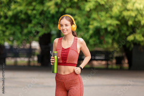 Sporty young woman with hea...