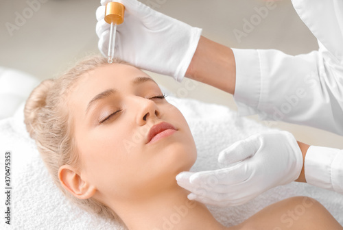 Canvastavla Young woman undergoing treatment in beauty salon