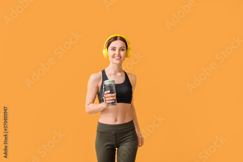 Sporty young woman with bot...