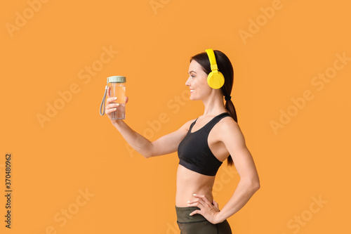 Sporty young woman with bot...