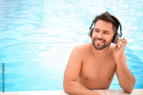 Young man listening to musi...
