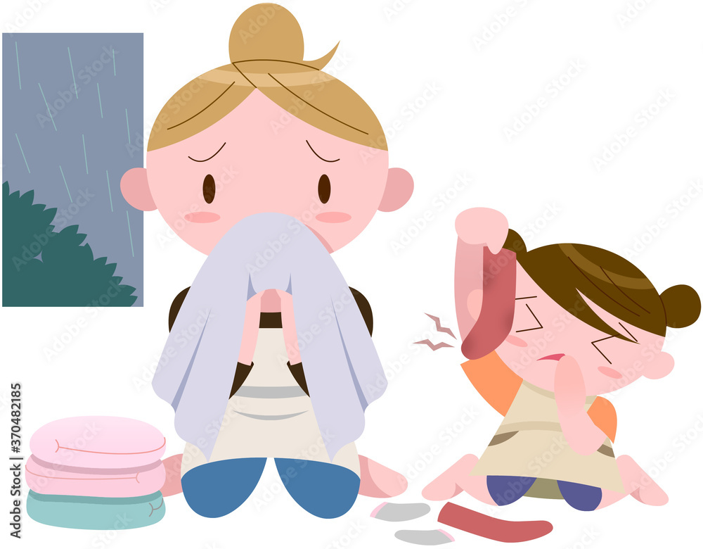 部屋干しの洗濯物の匂いを嗅ぐ母子 部屋干しの洗濯物の匂いを嗅ぐ母子