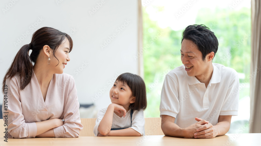 リビングで家族会議をする親子 リビングで家族会議をする親子