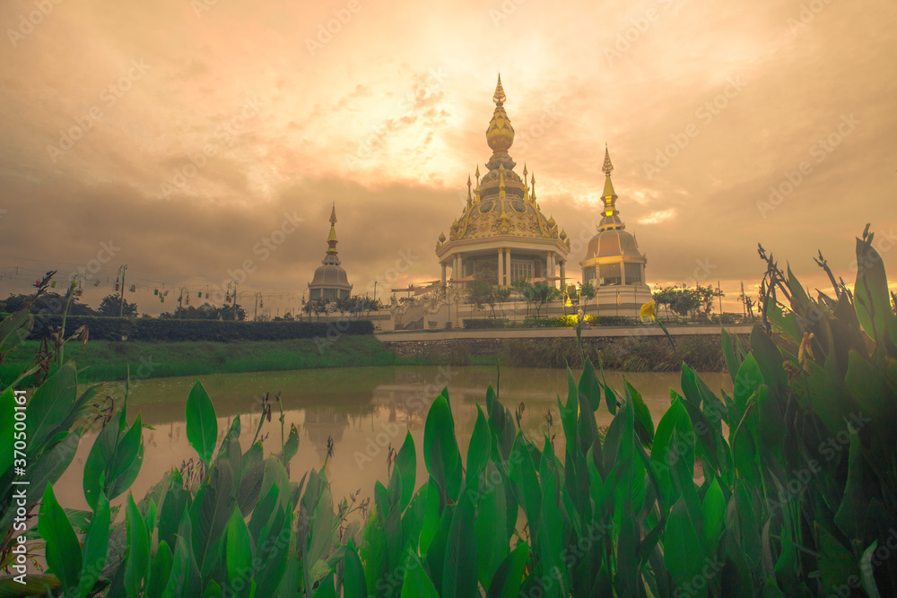 Obraz premium The background of an important tourist attraction in Khon Kaen Province (Wat Thung Setthi) is a large pagoda in the middle of a swamp, tourists always come to see the beauty in Thailand
