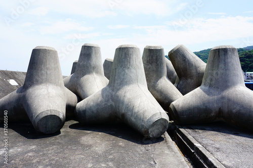 Wallpaper Mural 港に置かれた巨大なテトラポッド Torontodigital.ca