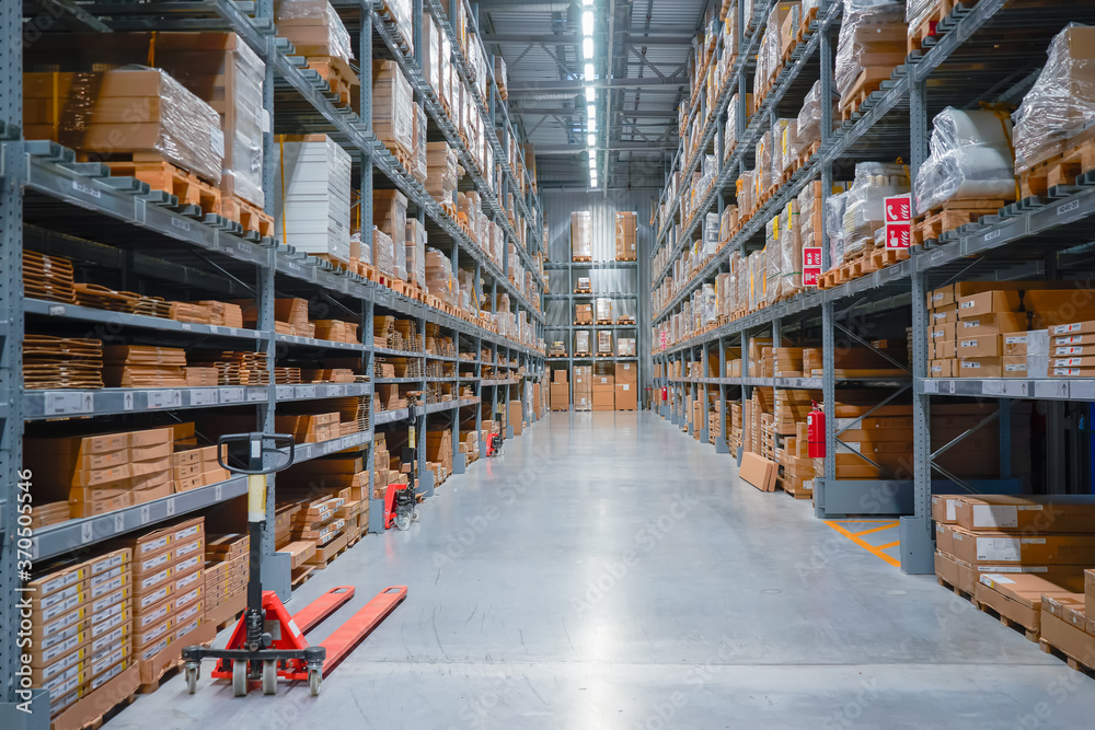 Distribution warehouse with multi-layer shelf