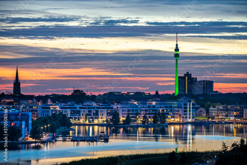 Phönixsee und Skyline Dortmund im Sonnenuntergang