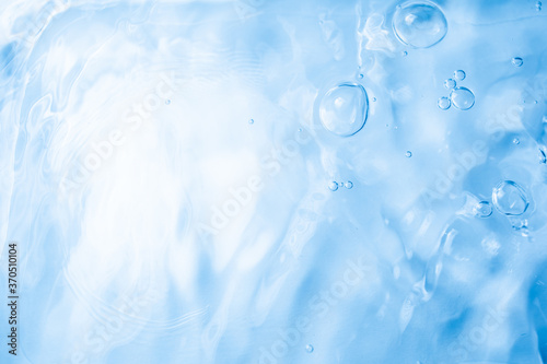 水の泡と水面、水中の素材。健康や医療、環境やライフスタイル、飲料のイメージ。	