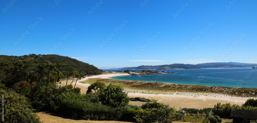  Strolling along the protected beaches of the Cies islands (Galicia-Spain)