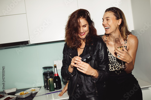Canvas Print Friends partying at home
