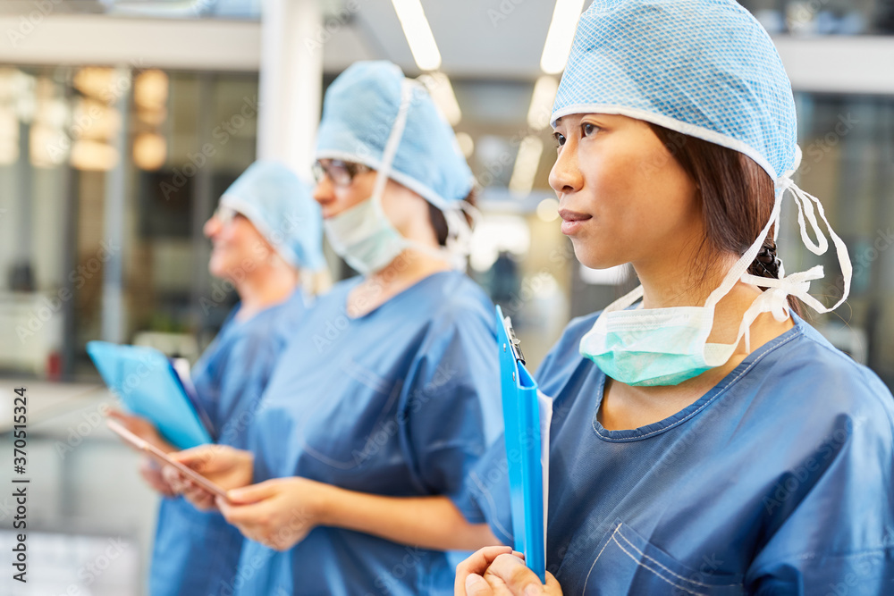 Obraz premium Junge asiatische Ärztin als Chirurgin der Notfall Klinik