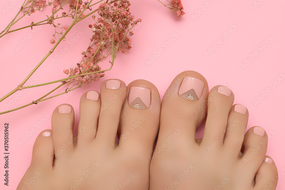 Photo sur Plexiglas Pieds féminins avec un design d&#39;ongle rose.  Pédicure de vernis à ongles rose sur fond rose. - Nikkel-Art.fr