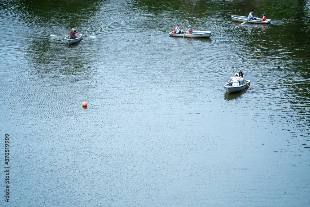 湖でボートを漕ぐ人々