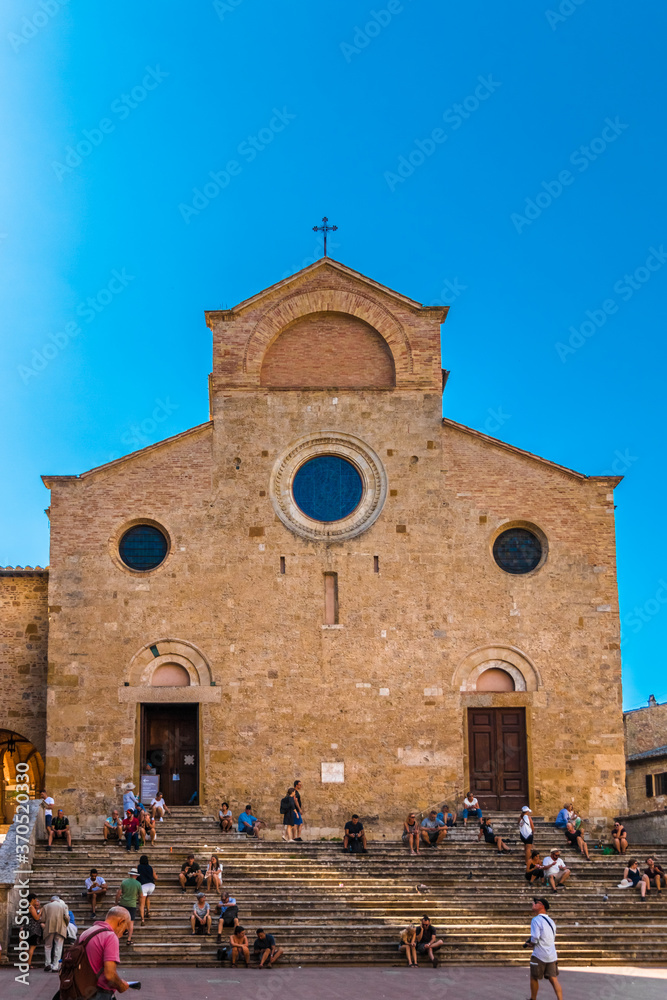Φωτογραφία Great portrait shot of the Collegiate Church of Santa Maria Assunta, San Gimignano, a Roman Catholic collegiate church and minor basilica located in San Gimignano, Tuscany, Italy