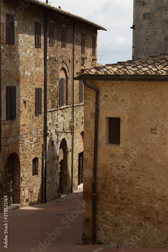 Fototapeta Naklejka Na Ścianę i Meble -  The alleys of San Gimignano medieval city in Tuscany