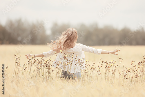Foto happy girl in autumn field with spikelets landscape / adult young girl portrait,