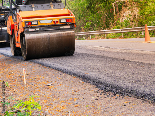 
Heavy machinery Compacted asphalt road In the construction of intercity road, highway construction, asphalt compaction