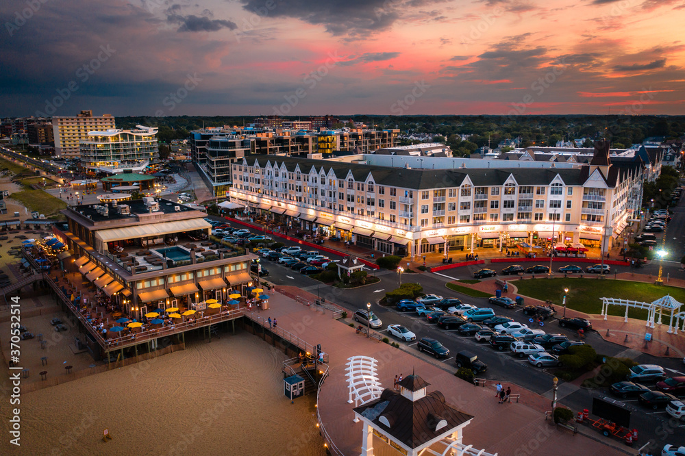 Obraz premium Aerial Sunset in Pier Village Long Branch New Jersey