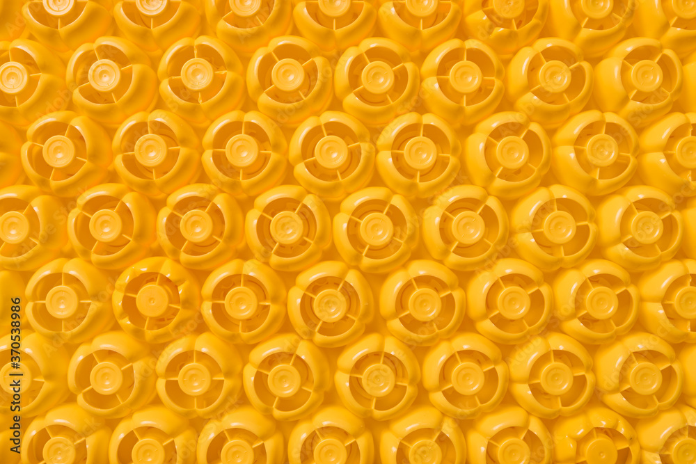 Fototapeta premium Widok z góry na wzór żółtych plastikowych butelek