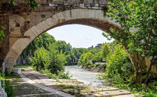 Εκτύπωση καμβά Tiber river flowing under Fabricio bridge arch, Rome Italy