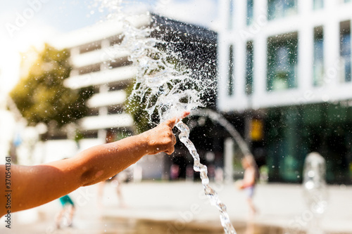 Photos Abkühlung mit Wasser im öffentlichen Raum in der Stadt
