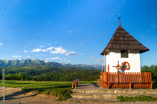 Przełęcz nad Łapszanką, zabytkowa kapliczka i panorama Tatr photo
