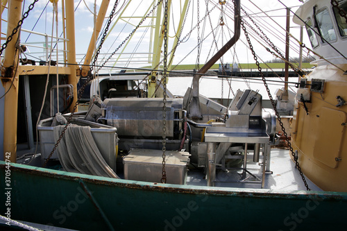 Krabbenboote im Hafen von Hoogsiel. Sie werden dort auf die Kunden verteilt. Hoogsiel, Niedersachsen, Deutschland, Europa