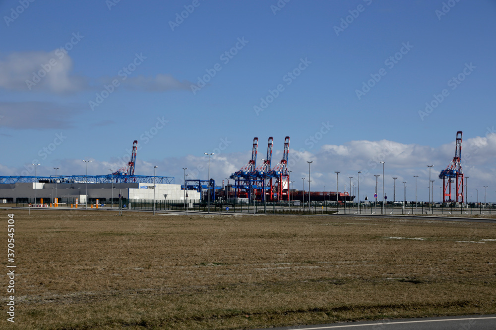Jade-Weser Port in Wilhelmshaven. Der Hafen dient dem großvolumigen Umschlag an Waren und Material. 