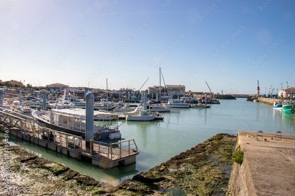 Fototapeta premium Ile d'Oléron. Le quai face au port de la Cotinière. Charente-Maritime. Nouvelle-Aquitaine