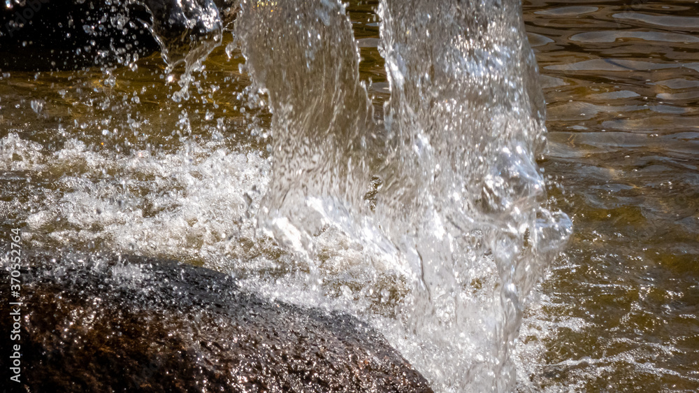 Wasserfall auf eine Steinfläche Wasserfall auf eine Steinfläche