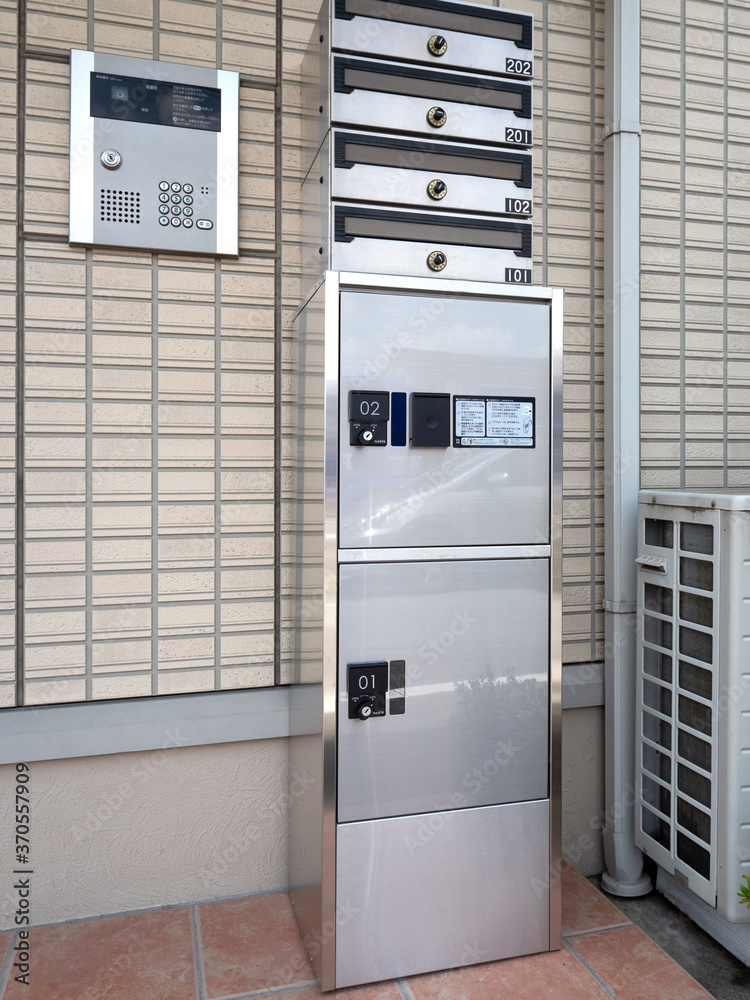 アパートのエントランスに設置された宅配ボックス アパートのエントランスに設置された宅配ボックス