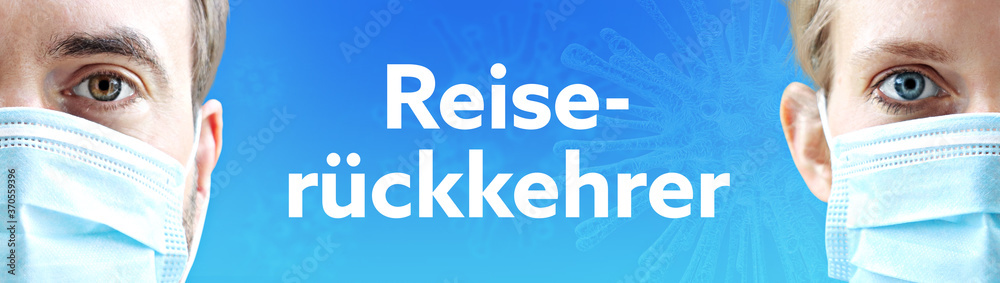 Reiserückkehrer. Gesichter von Mann und Frau mit Mundschutz. Paar mit Maske vor blauen Hintergrund mit Text. Virus, Atemmaske, Corona Reiserückkehrer. Gesichter von Mann und Frau mit Mundschutz. Paar mit Maske vor blauen Hintergrund mit Text. Virus, Atemmaske, Corona