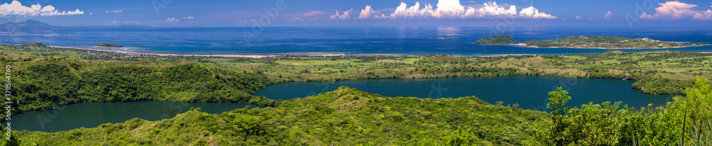 Panorama sur les lacs de cratère sur l'île de Nosy Be - Madagascar