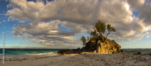 Rocher sur une plage de l'île de Nosy Tsarabanjina, archipel Mitsio - Madagascar