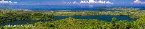 Panorama sur les lacs de cratère sur l'île de Nosy Be - Madagascar