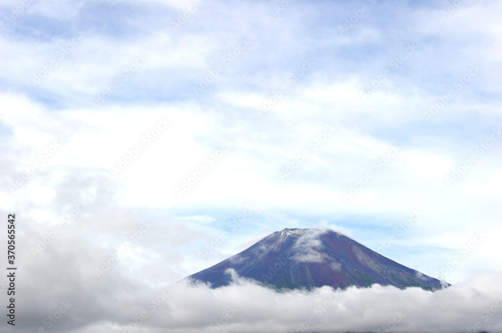 雲海に包まれる富士